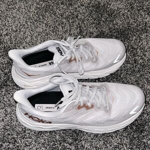 Hoka Arahi 6